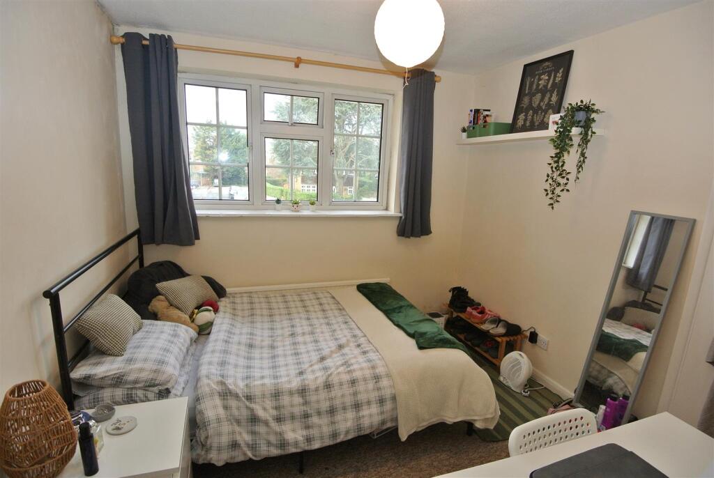 Bedroom 3b.JPG