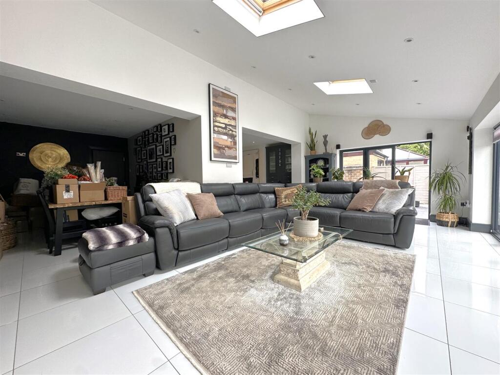 Large Living Space 284