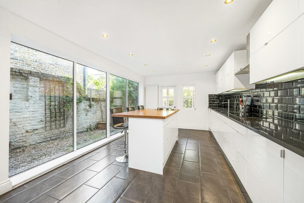Kitchen (2).JPG