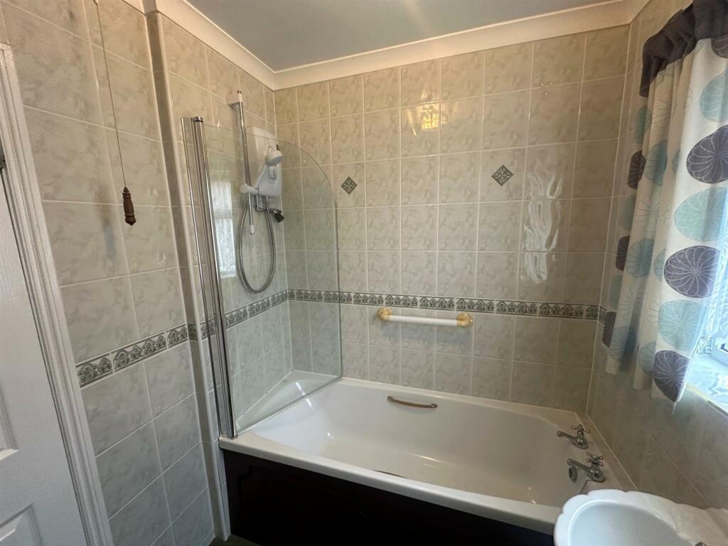 bathroom 3.jpg