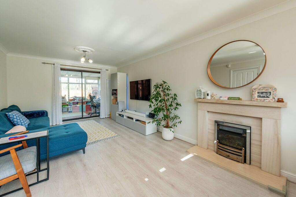 KITCHEN DINER AND LOUNGE