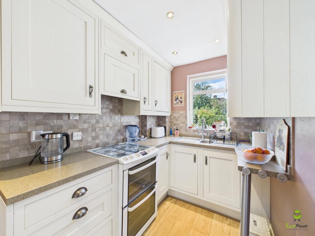 CAM03779G0-PR0254-STILL009