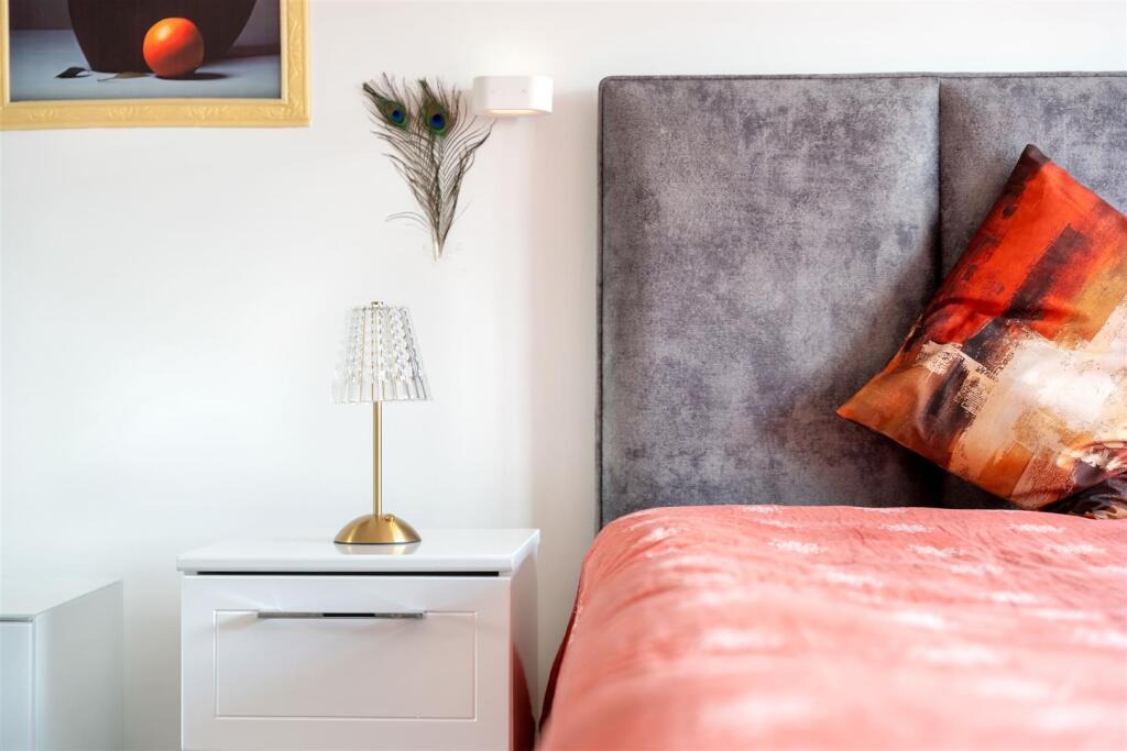 27 Thistledown Cresc-04.jpg