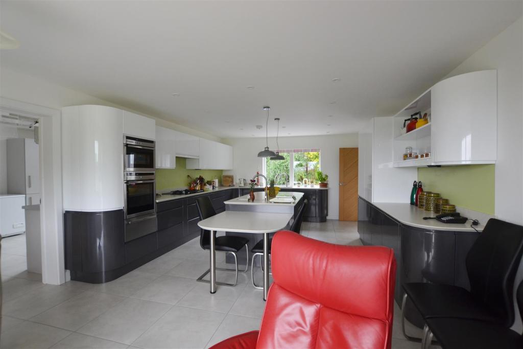 kitchen..JPG