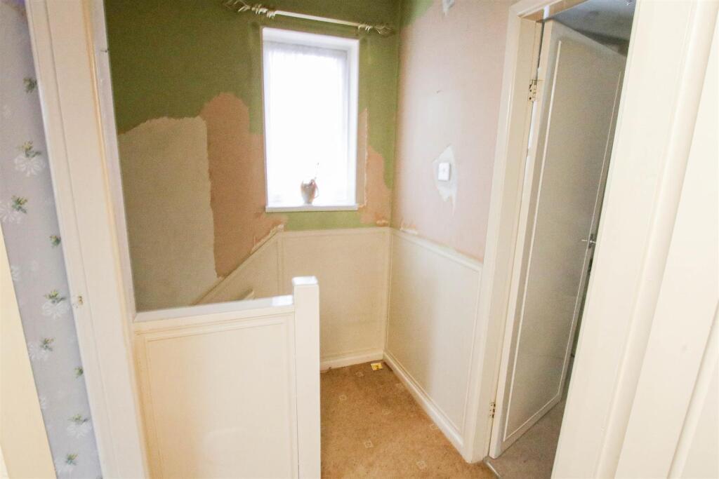 FIRST FLOOR LANDING