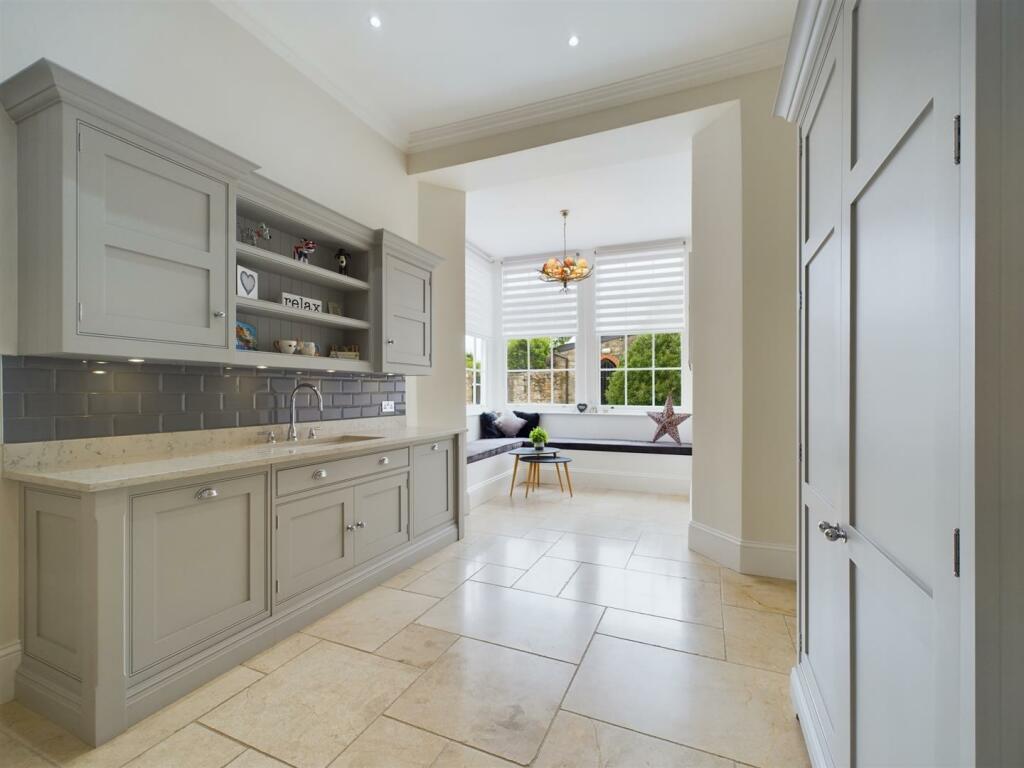 Kitchen 2.jpg