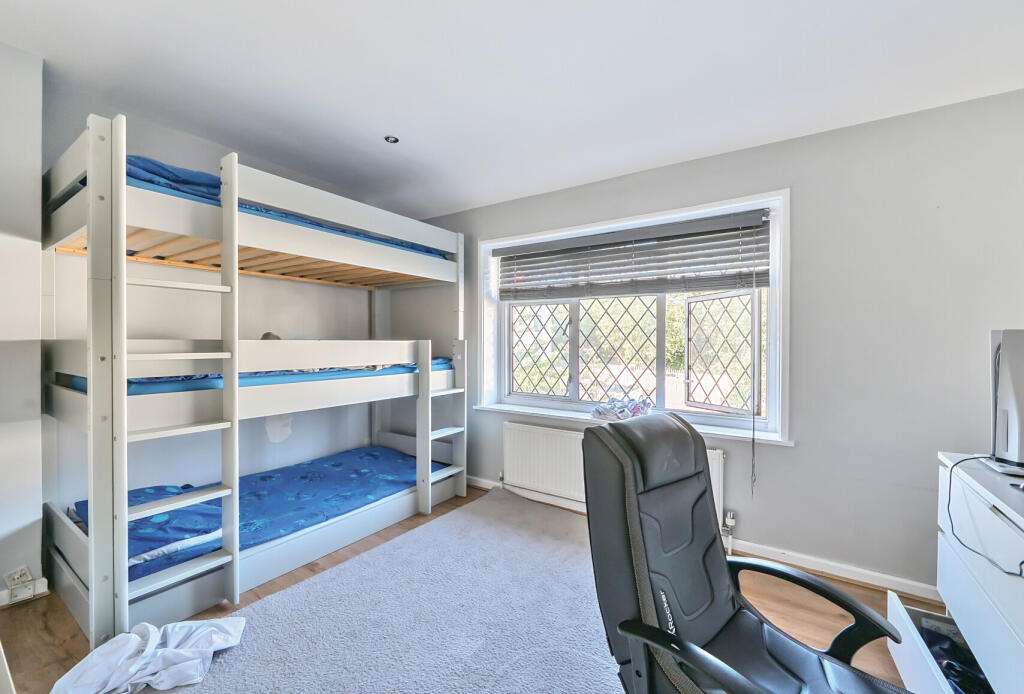 1306495-5-6851a5e...