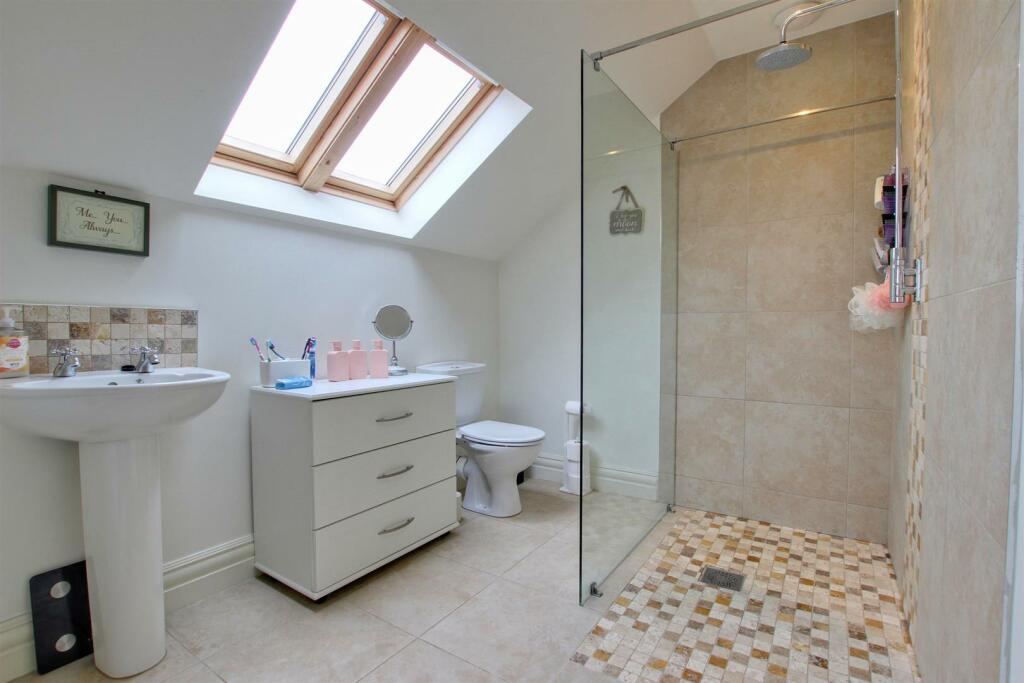EN-SUITE SHOWER ROOM
