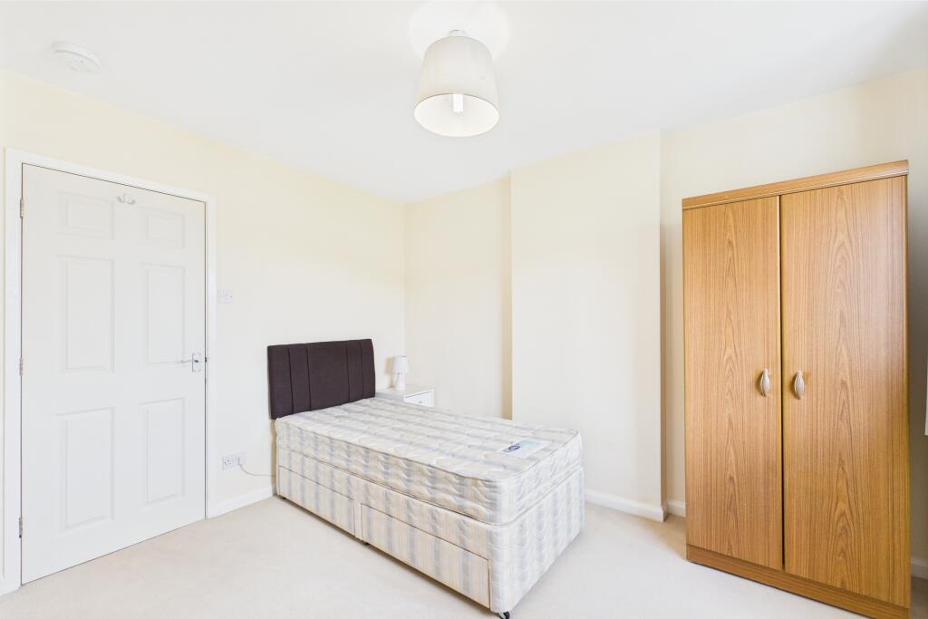 CAM04201G0-PR0083-STILL014