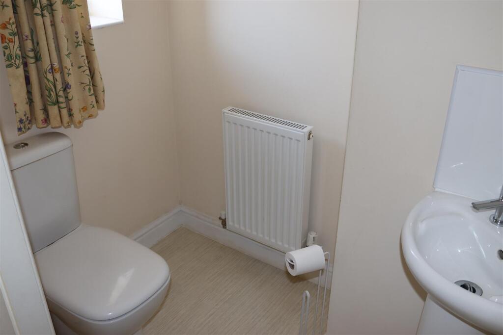 GUEST CLOAKROOM