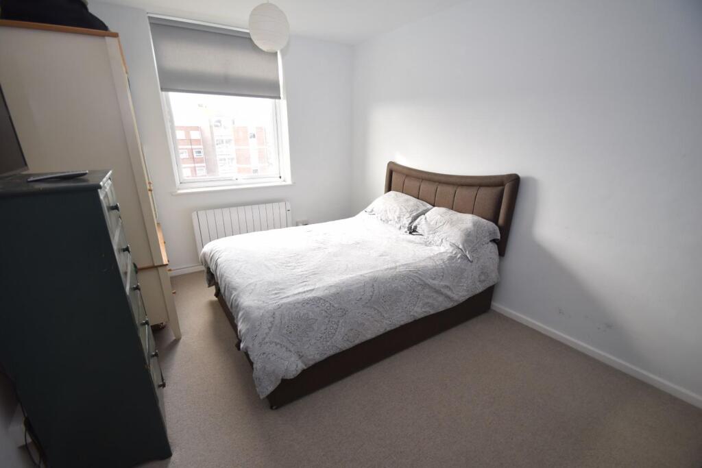 27 Arlington House bedroom.JPG