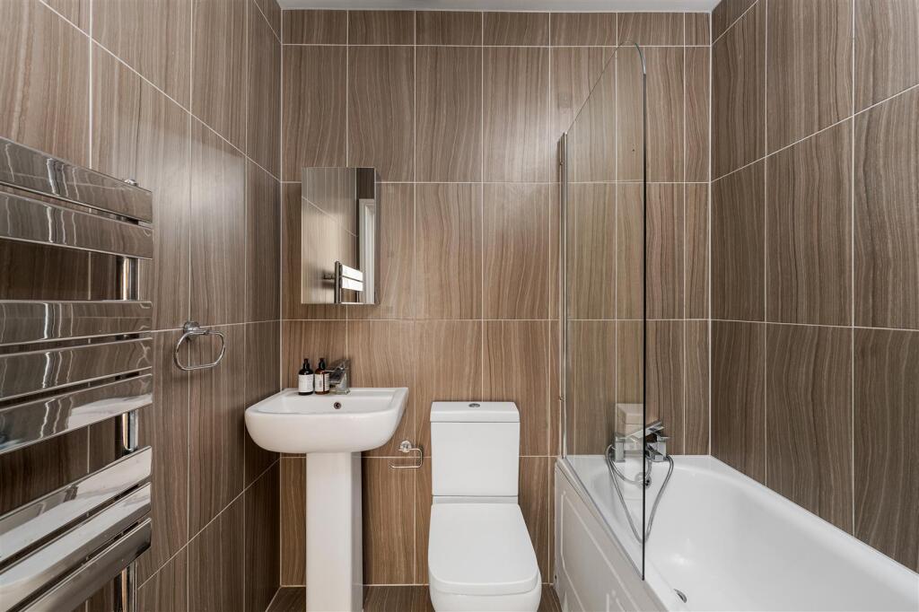 Eastwood Close, E18