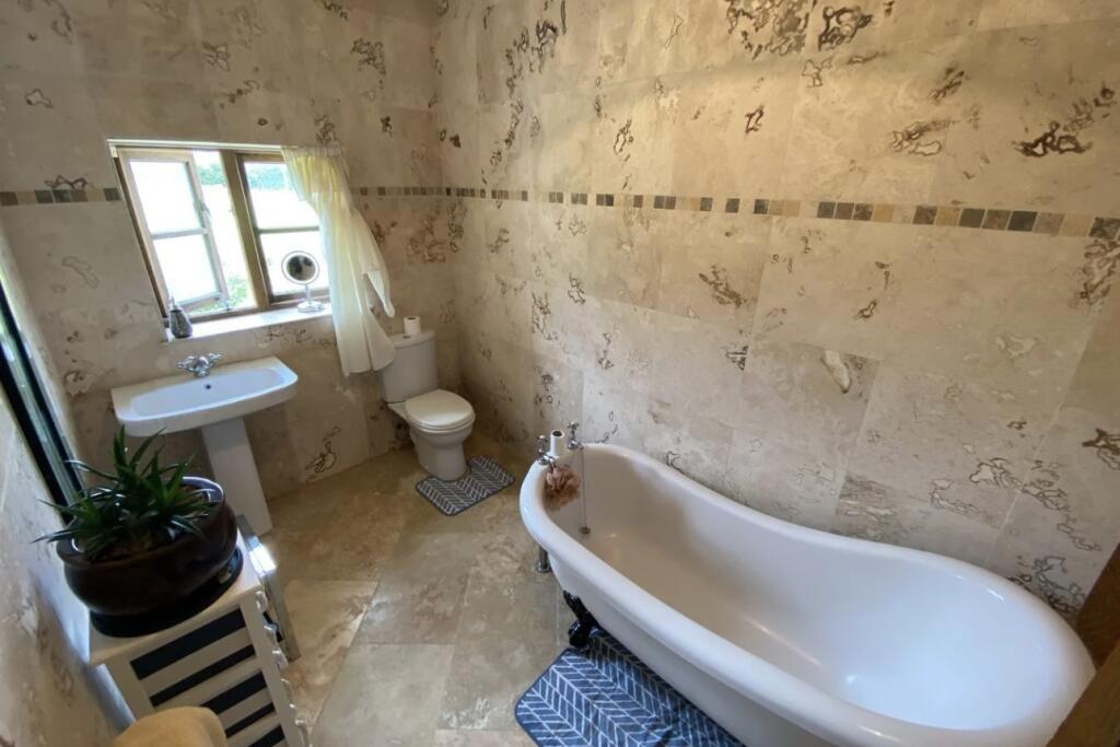 MAIN BATHROOM