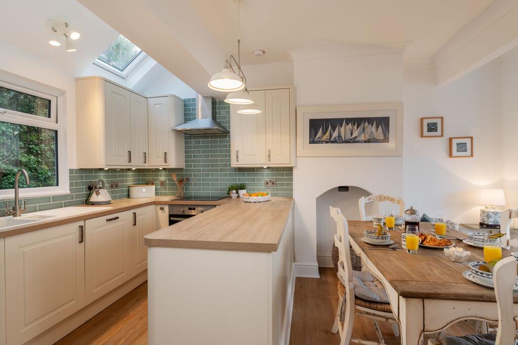 11 Spittis Park, Kingswear_Kitchen