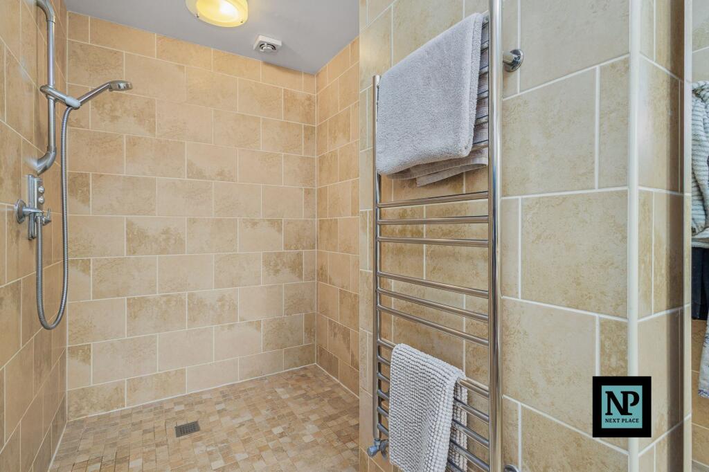 En-suite to Master Bedroom