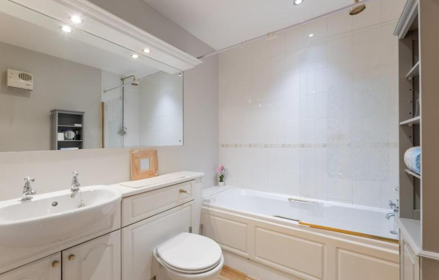 flat 2, 241-243 baker street 3 14.07.png