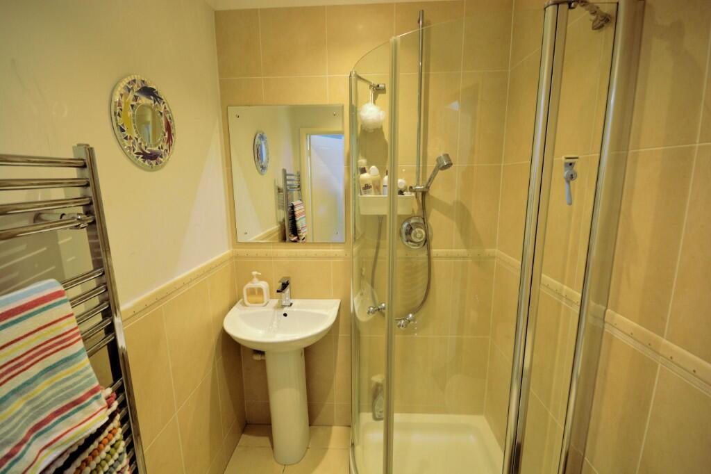 EN SUITE SHOWER ROOM