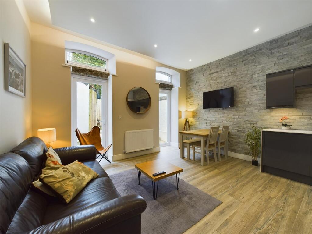 Lounge Kitchen 3