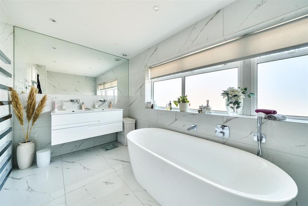 Famiy Bathroom: