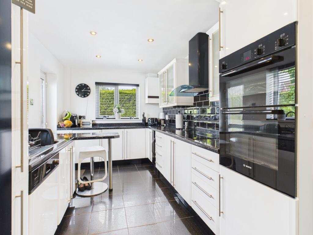 CAM03729G0-PR0056-STILL017