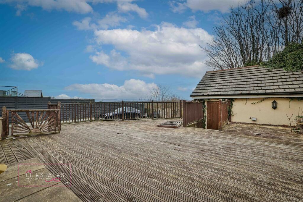 110 ffordd talargoch-54 decking.jpg