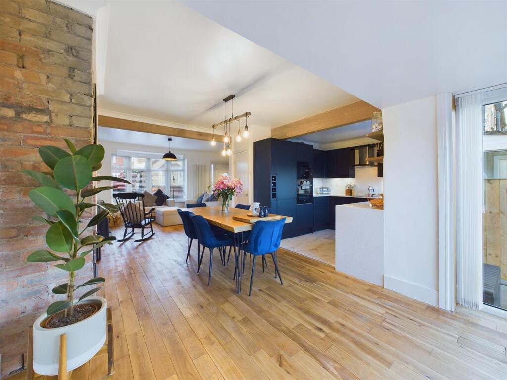 Dining room:
