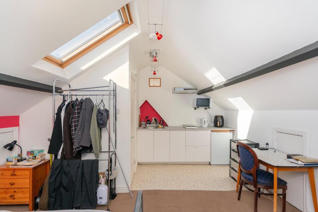 3B9RKE - Bedroom L.jpg