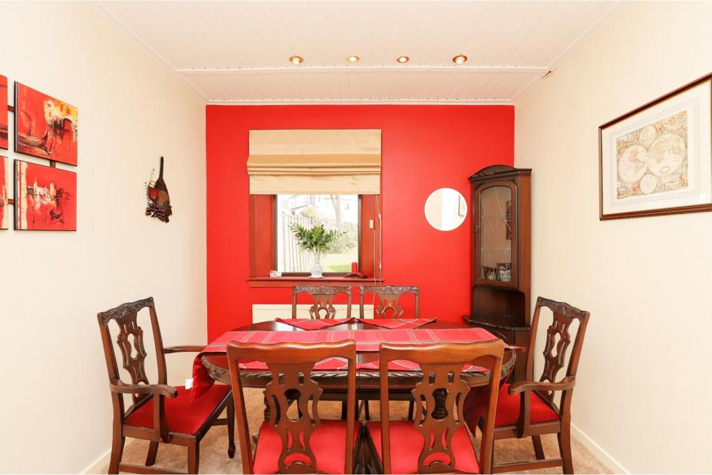 Bed 3 / Dining Room