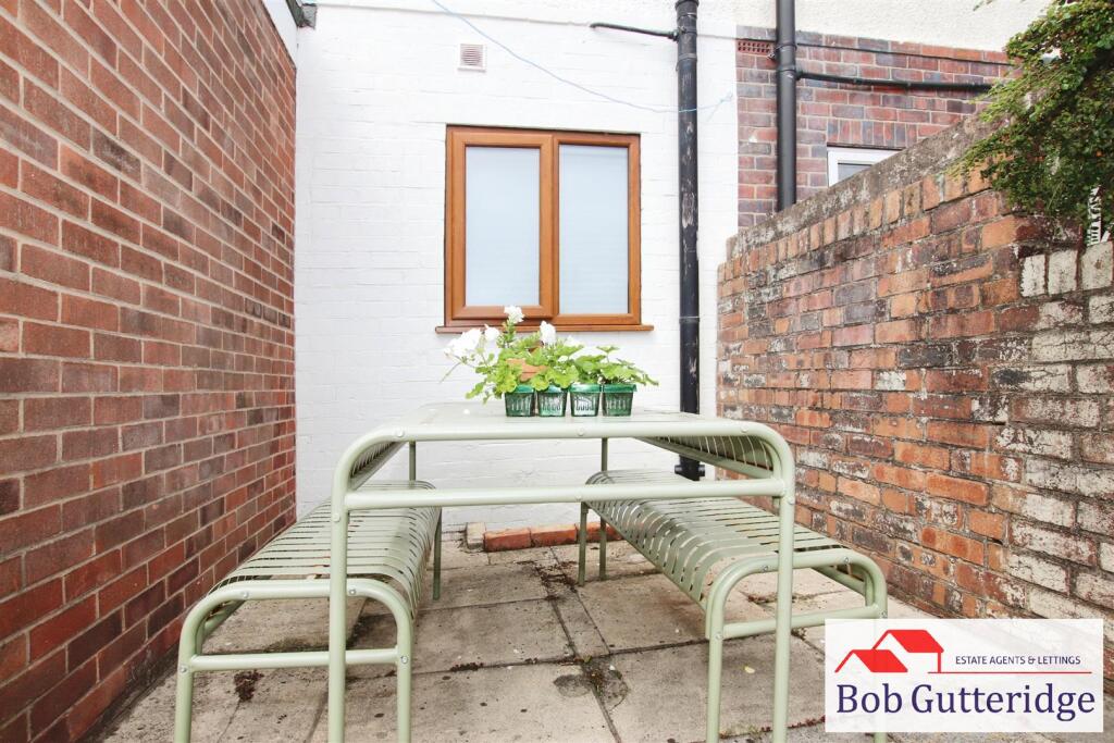 ENCLOSED REAR GARDEN