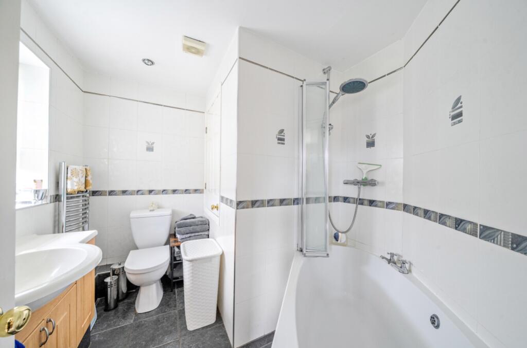 EweMove Harrogate En Suite Bathroom