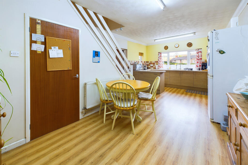 Kitchen / Dining Area