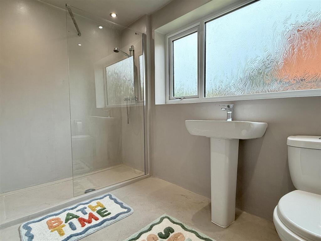 SHOWER ROOM/WC