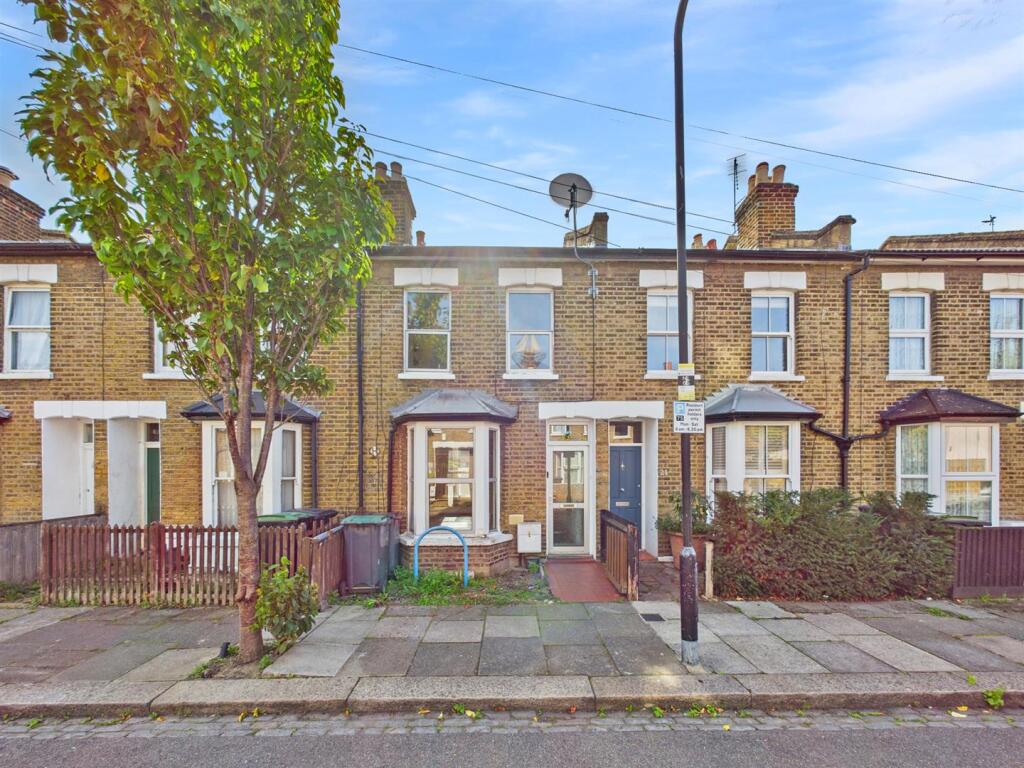 CAM01358G0-PR0186-STILL042 2.jpg