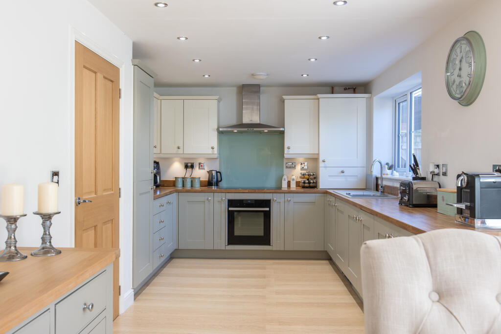 Greengage Close 8 Kitchen Breakfast Family Room-3