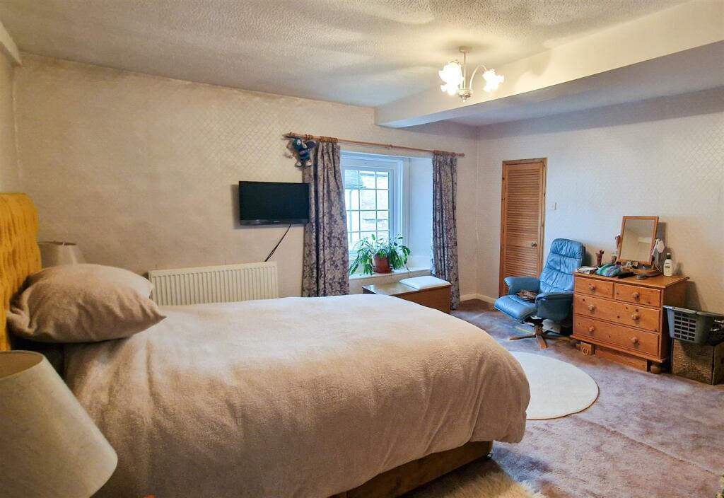Bedroom 1.jpg