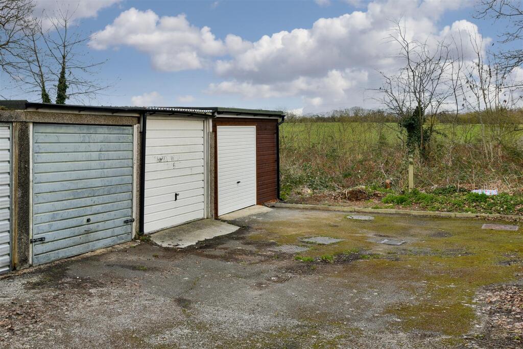 (Clean) 203 Gilders Road-Chessington (13 of 13).jp