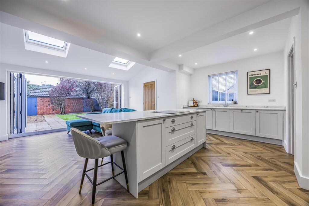 10 Old Manor Way, Drayton-PorticoMarketing-SoldBy-