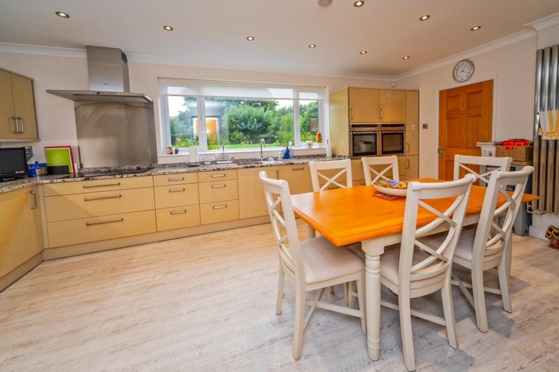 OPEN PLAN LIVING &amp; DINING KITCHEN