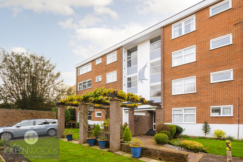 Two bedroom riverside apartment in Homington Cour