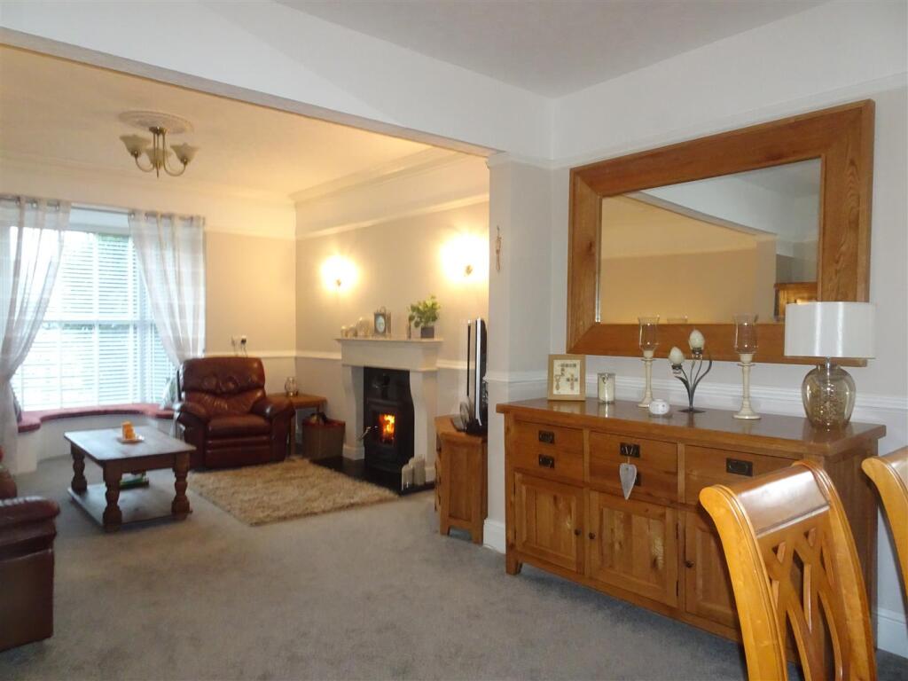 Lounge/Dining Area