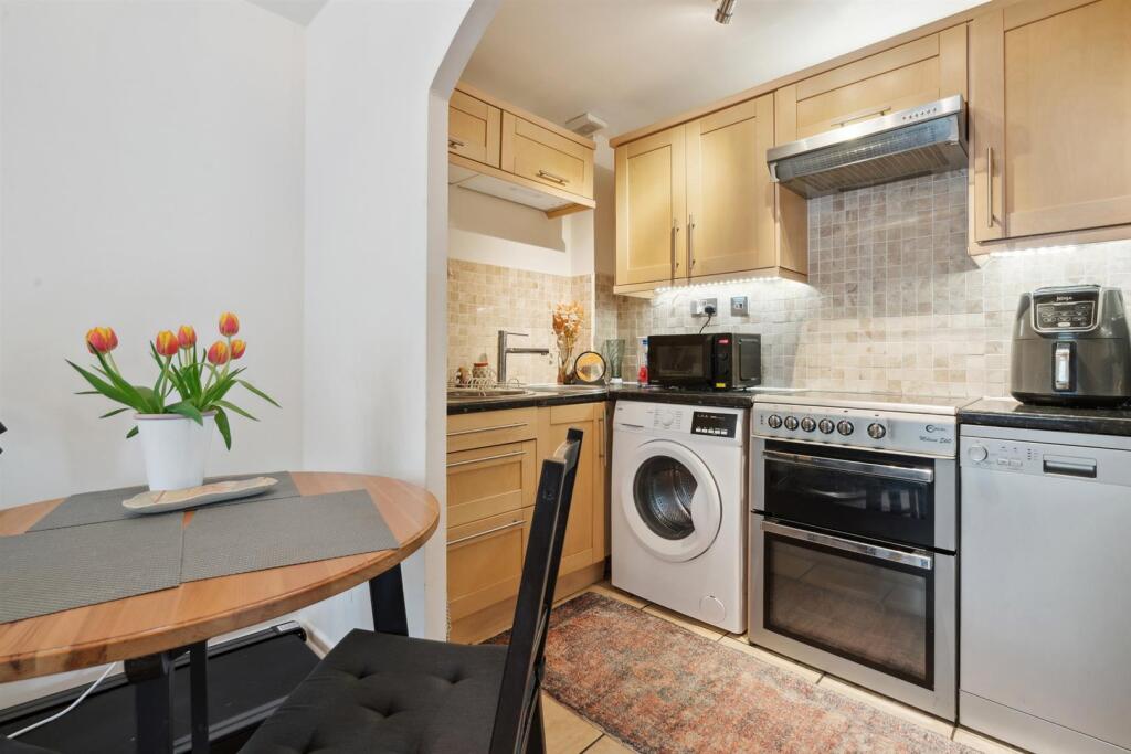 194 Heathfield Drive CR4 kitchen 1.jpg