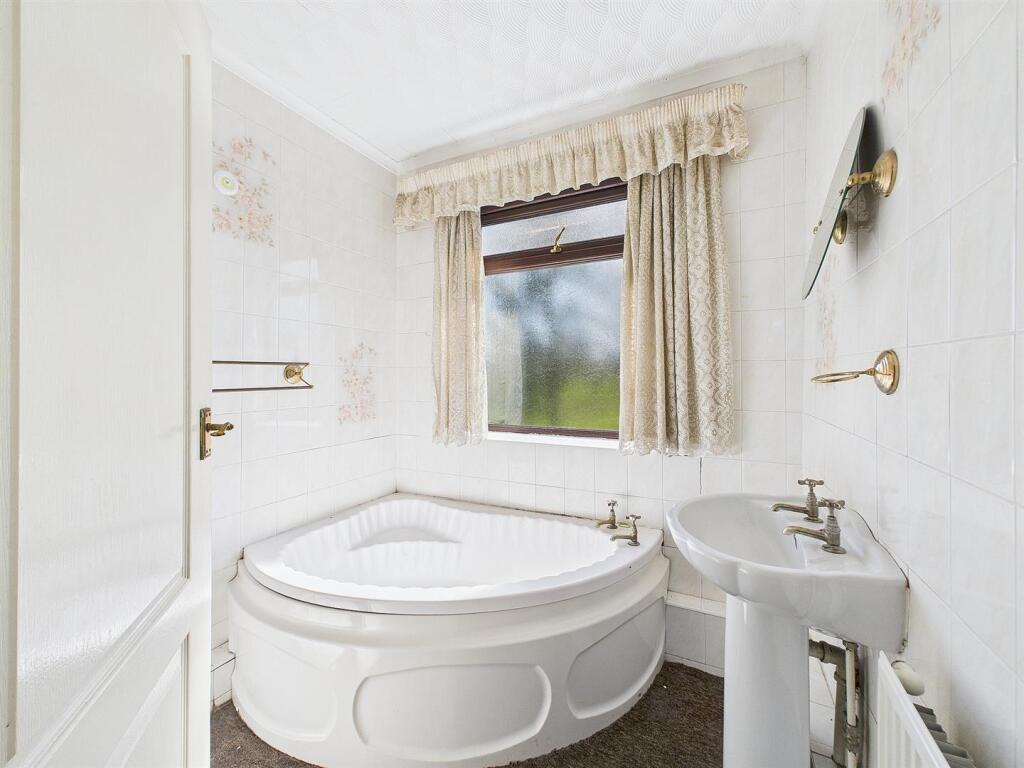 8 - Four Bedroom House for Auction, Vera Road, Fis