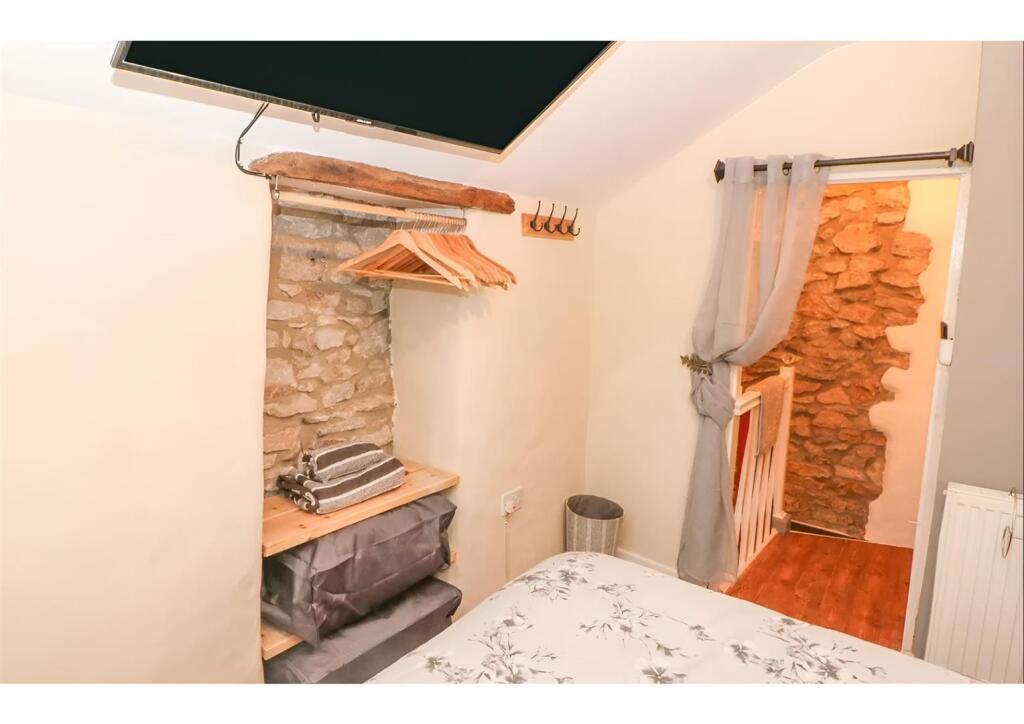 Bedroom to landing.jpg