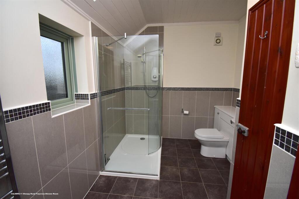 11 Sheepy Road Twycross Shower room.JPG