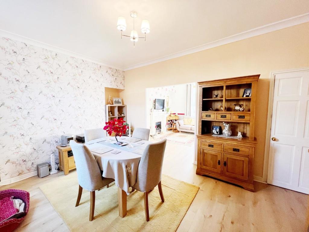 Dining Room pic 3.jpg