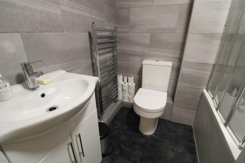 BATHROOM/WC