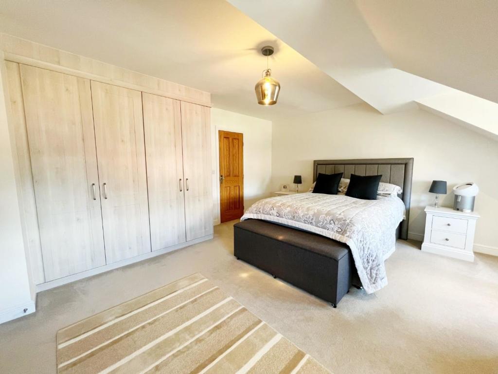 Bedroom 1 pic 3.jpg