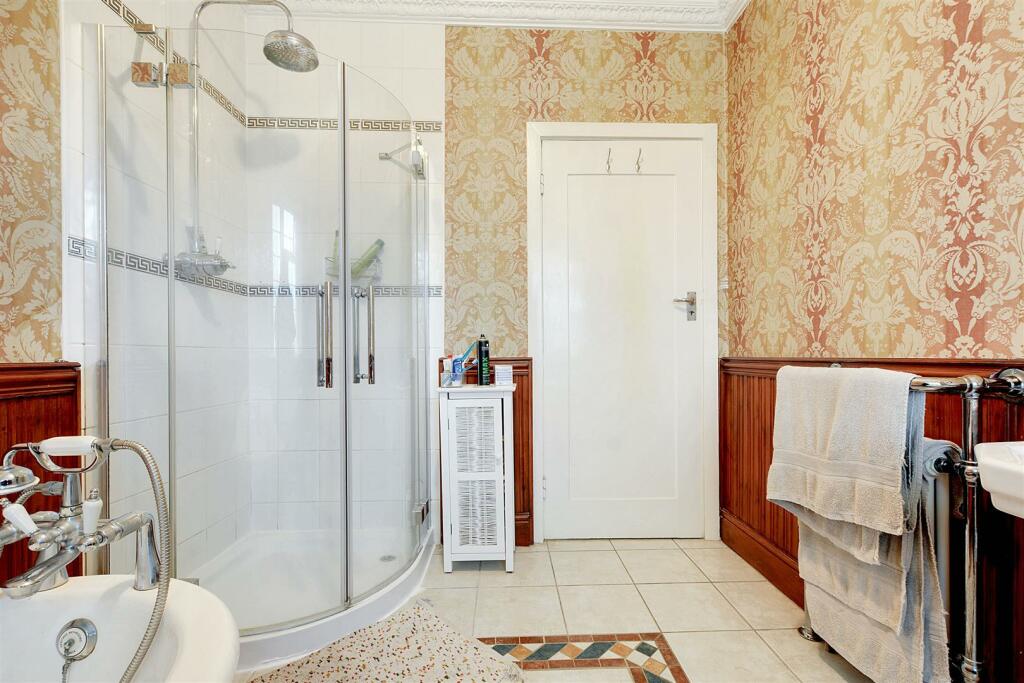 Upstairs Bathroom_2.jpeg