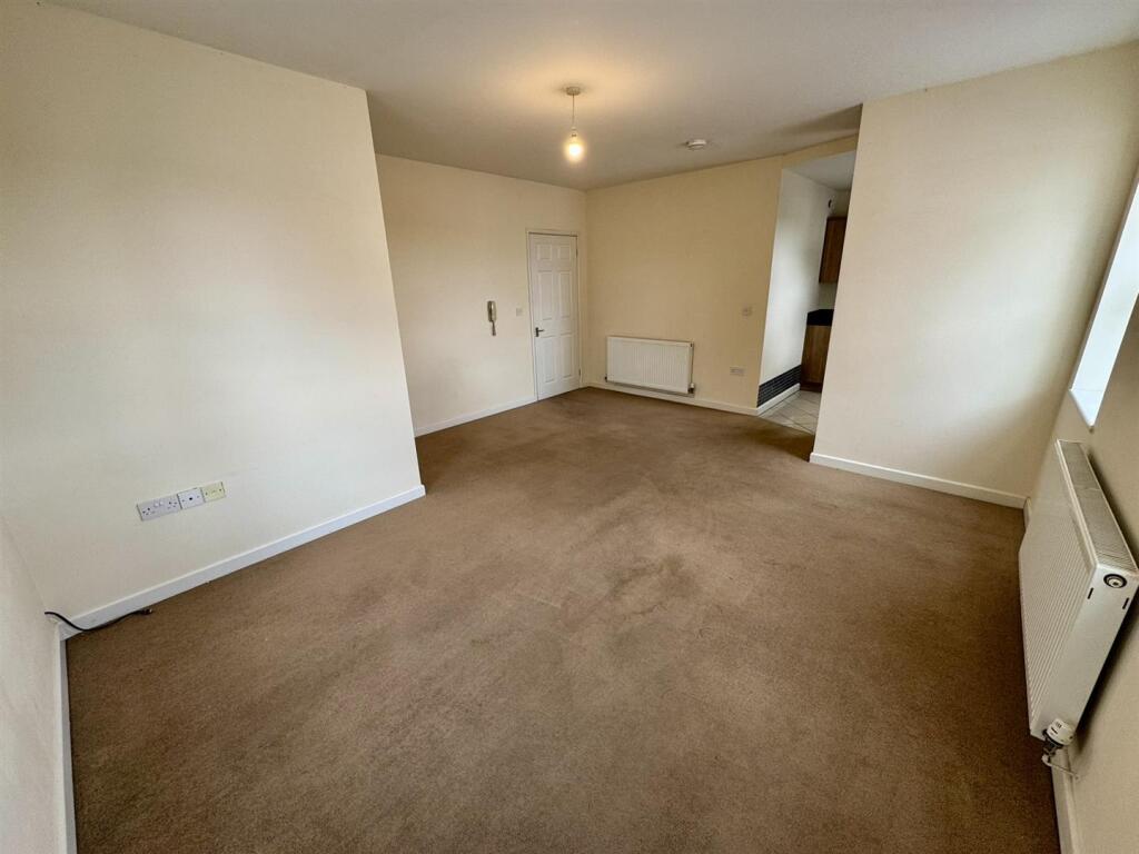 Living Room (2/2)