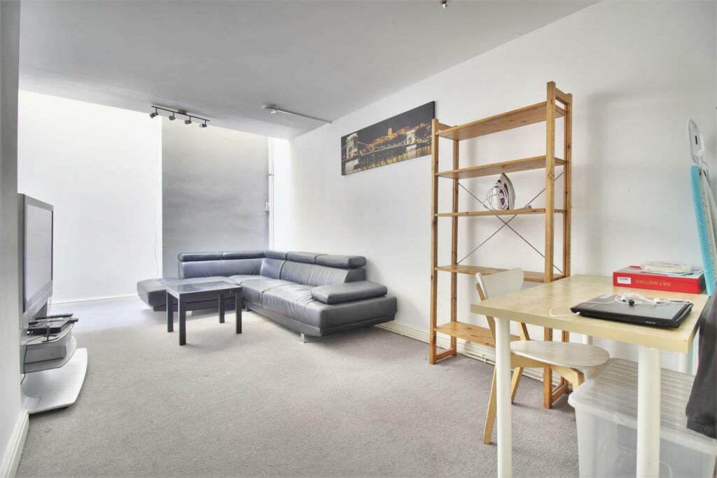 Student-letting-agent living room 1 1.jpg